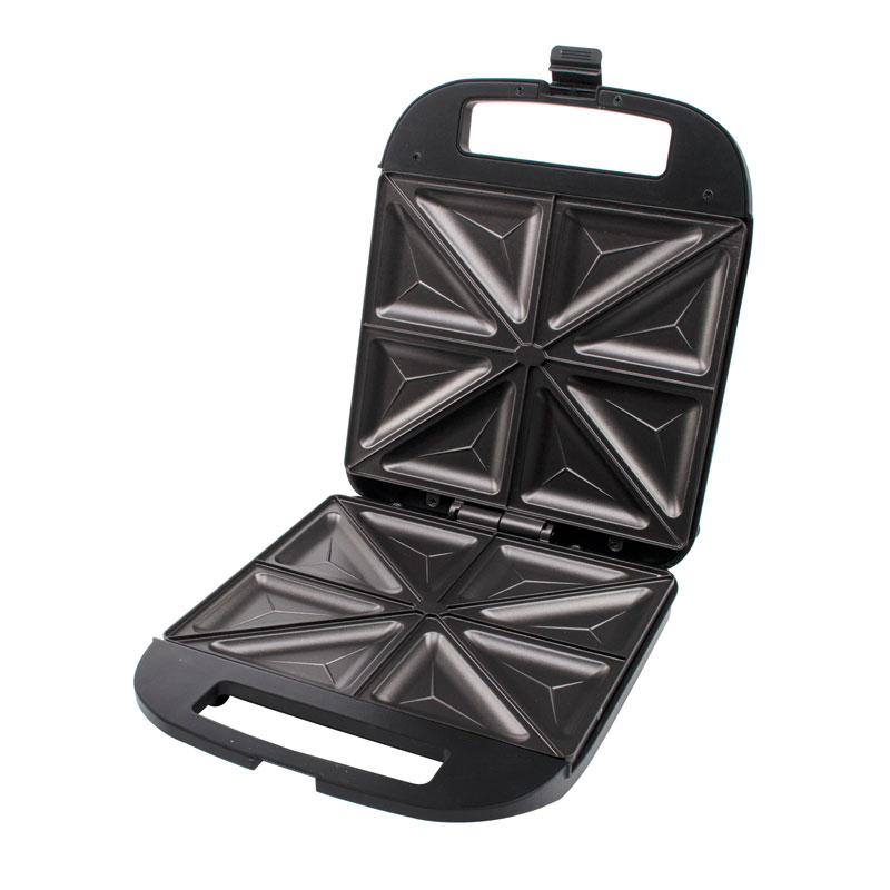 Does the baking tray of a four-slice sandwich maker heat evenly?